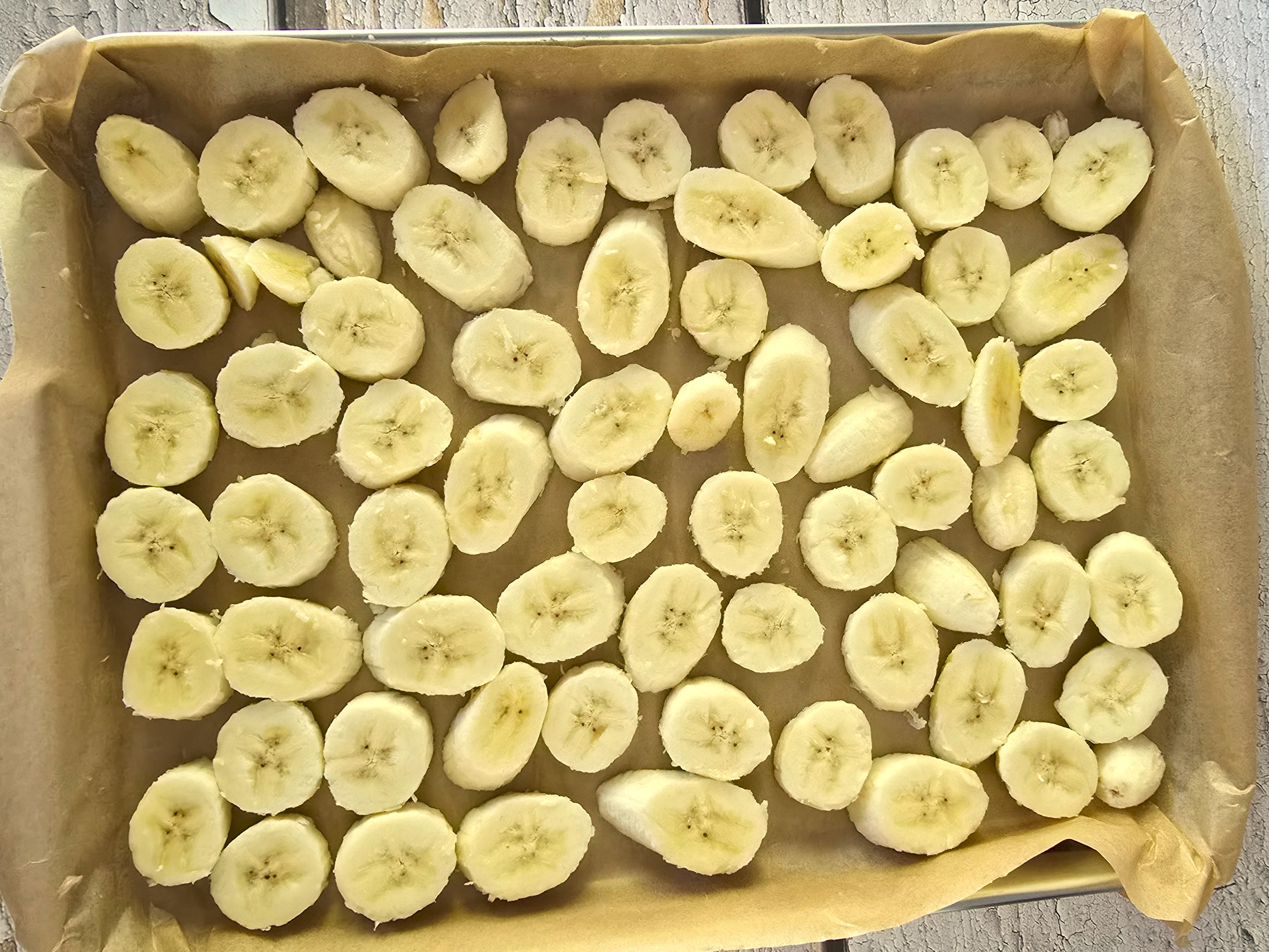 sliced banana placed in a tray for freezing